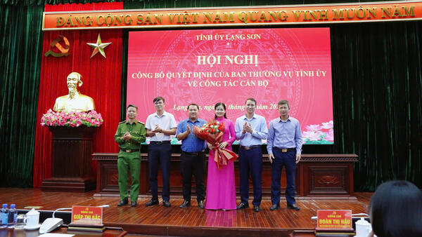 Hội nghị công bố quyết định của Ban Thường vụ Tỉnh uỷ về điều động đồng chí Bí thư Đảng uỷ xã Tuấn Sơn