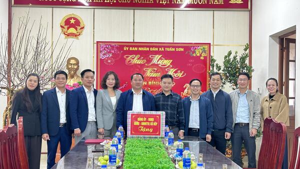 Đoàn công tác của xã Kép tỉnh Bắc Ninh thăm, tặng quà Tết xã Tuấn Sơn