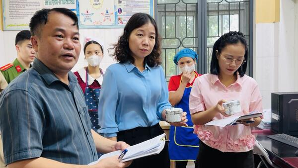 XÃ TUẤN SƠN KIỂM TRA AN TOÀN THỰC PHẨM CÁC BẾP ĂN TẬP THỂ TẠI CÁC CƠ SỞ GIÁO DỤC TRÊN ĐỊA BÀN