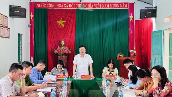 ĐỒNG CHÍ BÍ THƯ ĐẢNG ỦY XÃ TUẤN SƠN TIẾP CÔNG DÂN ĐỊNH KỲ