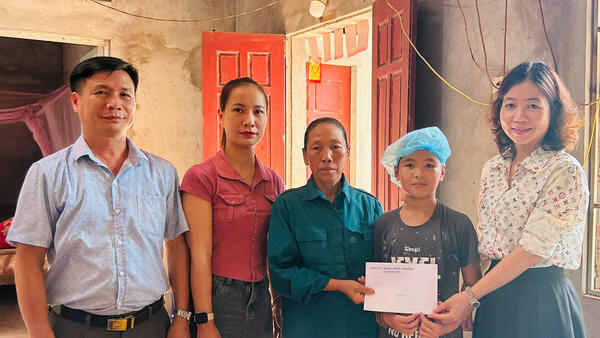 XÃ TUẤN SƠN TRAO HỖ TRỢ CHO CHÁU BÉ BỊ THƯƠNG TÍCH TẠI THÔN HỐ VẮT