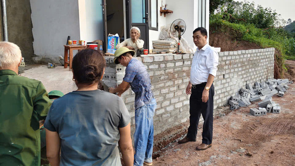 XÃ TUẤN SƠN HỖ TRỢ GIA ĐÌNH KHÓ KHĂN TẠI THÔN THỊ HÒA