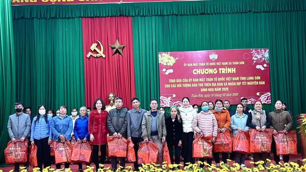 XÃ TUẤN SƠN CHUYỂN QUÀ CỦA UB MTTQ TỈNH CHO 80 HỘ CÓ HOÀN CẢNH KHÓ KHĂN