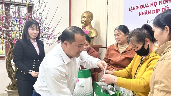 XÃ TUẤN SƠN 103 HỘ NGHÈO, HỘ CÓ HOÀN CẢNH KHÓ KHĂN ĐƯỢC NHẬN QUÀ TẾT NHÂN ÁI