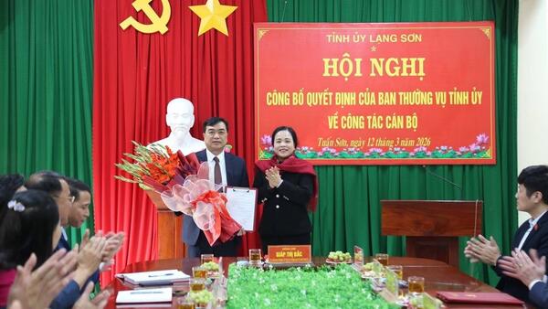 CÔNG BỐ QUYẾT ĐỊNH ĐIỀU ĐỘNG, CHỈ ĐỊNH ĐỒNG CHÍ DƯƠNG CÔNG HIỆP, PHÓ CHÁNH VĂN PHÒNG UBND TỈNH GIỮ CHỨC BÍ THƯ ĐẢNG ỦY XÃ TUẤN SƠN