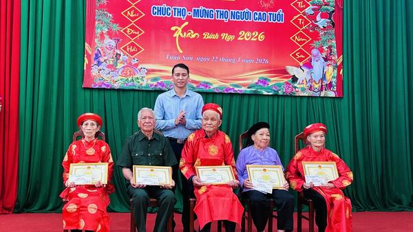 XÃ TUẤN SƠN TỔ CHỨC CHÚC THỌ, MỪNG THỌ CHO 190 NGƯỜI CAO TUỔI