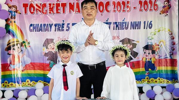 XÃ TUẤN SƠN TỔ CHỨC TẶNG QUÀ TRẺ EM NHÂN DỊP TẾT THIẾU NHI 01/6