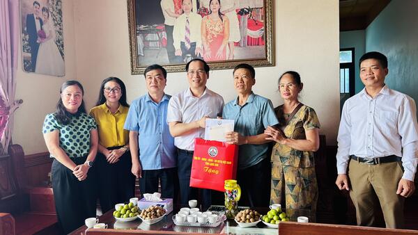 ĐỒNG CHÍ PHÓ CHỦ TỊCH HĐND TỈNH THĂM, TẶNG QUÀ GIA ĐÌNH THƯƠNG BINH, LIỆT SĨ TẠI XÃ TUẤN SƠN