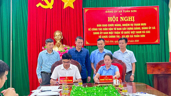 HỘI NGHỊ KÝ KẾT, BÀN GIAO CHỨC NĂNG, NHIỆM VỤ THAM MƯU VỀ CÔNG TÁC DÂN VẬN