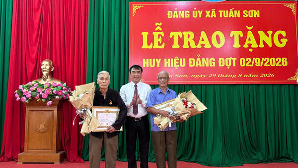 ĐẢNG ỦY XÃ TUẤN SƠN TRAO TẶNG HUY HIỆU ĐẢNG DỊP 02/9/2026