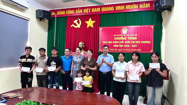 41 HỌC SINH XÃ TUẤN SƠN ĐƯỢC NHẬN HỌC BỔNG “TIẾP BƯỚC EM ĐẾN TRƯỜNG”