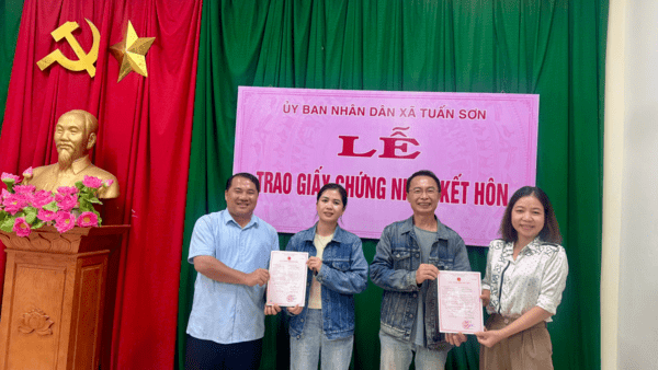 TỔ CHỨC LỄ TRAO GIẤY CHỨNG NHẬN KẾT HÔN CÓ YẾU TỐ NƯỚC NGOÀI