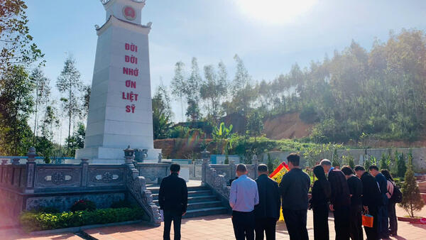 ĐÓN ĐOÀN CỰU CHIẾN BINH VÀ THÂN NHÂN CỰU CHIẾN BINH TRUNG QUỐC SANG THĂM VIẾNG MỘ NGƯỜI TRUNG QUỐC TẠI NGHĨA TRANG XÃ TUẤN SƠN